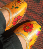 Lali: hand-painted khussa